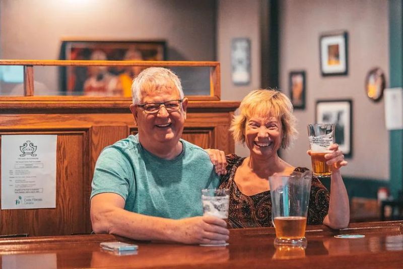 Image of owners Rick and Helen Pereira sharing a pint of beer.